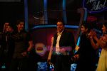 Dharmendra on the sets of Indian Idol in Filmcity on 27th July 2010 (4).JPG